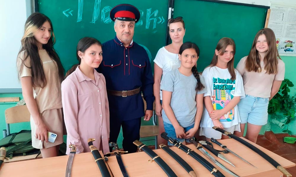 "Платовцы" рассказали школьникам о холодном оружии казаков.