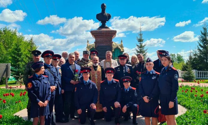 "Достояние Отечества" приняло участие в мероприятии у памятника царя страстотерпца Николая II.