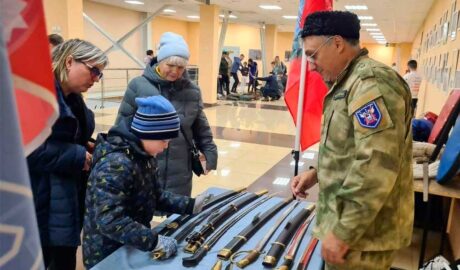 В рамках Фестиваля единоборств провели выставку клинкового оружия казаков.